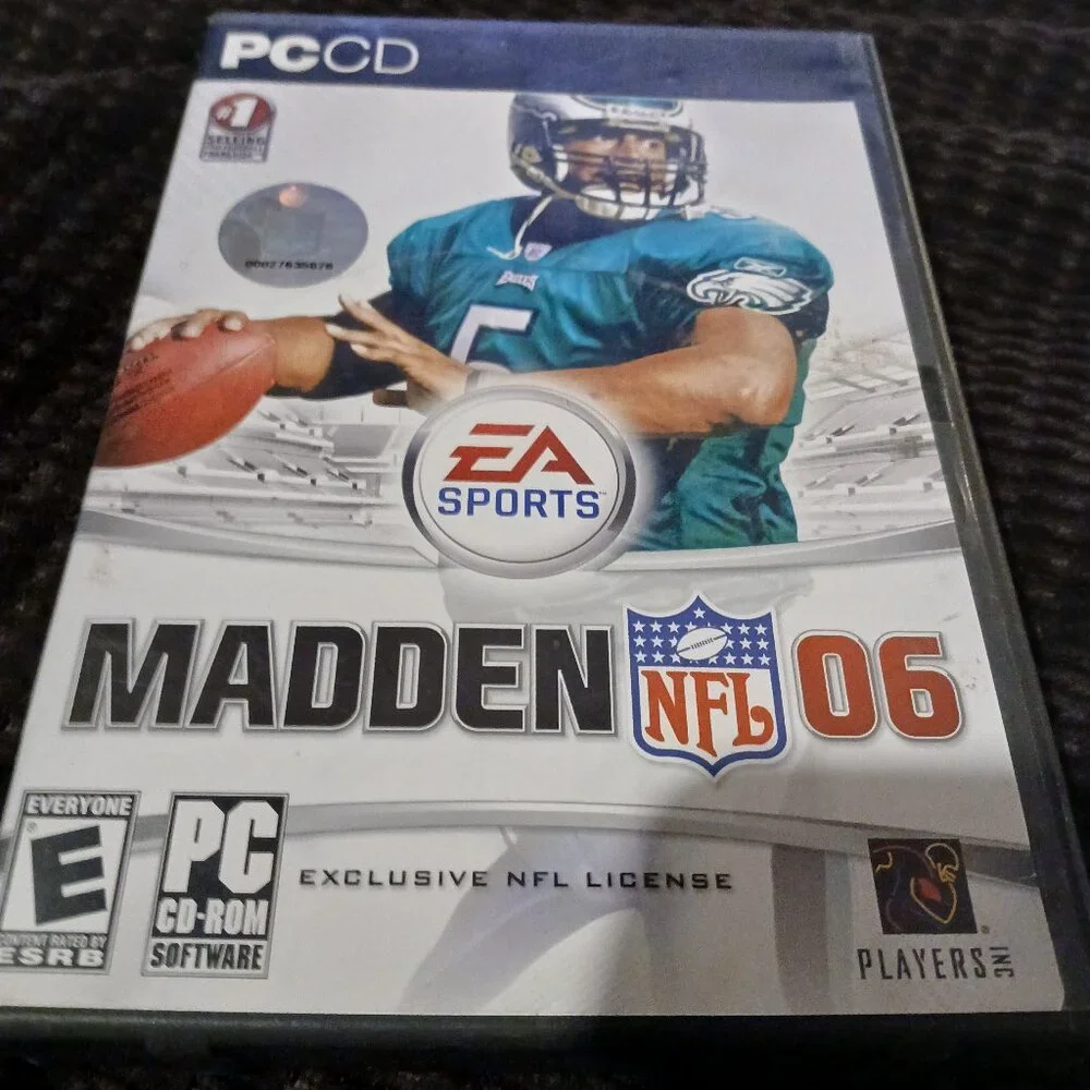 Lot G 1 PCCD MADDEN 06 GAME WITH 3 DISCS